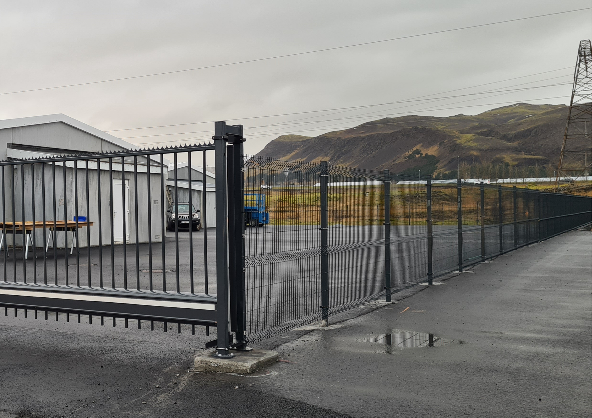 Vorsabær í Hveragerði með öryggisgirðingar