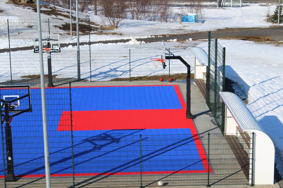 Þessi flotti körfuboltavöllur er á Egilsstöðum. Girðing Sport Fence. www.hagvis.is